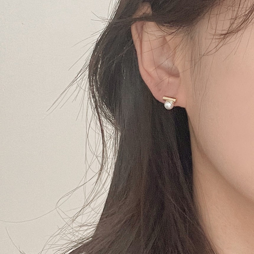 Floating Pearl Stud Earring (Sterling Silver)